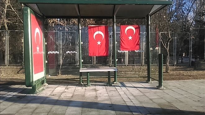 Patlamanın meydana geldiği durağa Türk bayrakları asıldı