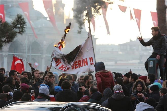 Öcalan, Demirtaş ve Üstündağ´ın pankartını ateşe verdiler