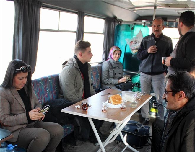  Otobüsün içinde çay demleyip kestane pişiriyorlar