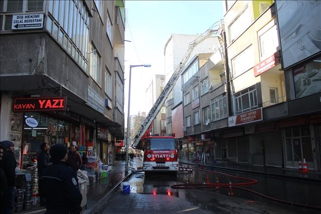 Tekstil atölyesinde çıkan yangın paniğe neden oldu