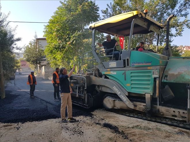 Develi Belediyesi sıcak asfalt çalışmalarına devam ediyor