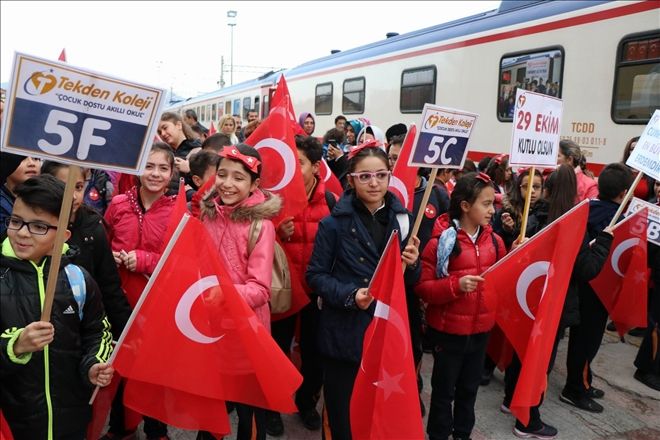 Tekden Cumhuriyet Eğitim Treni Sivas´a uğurlandı 