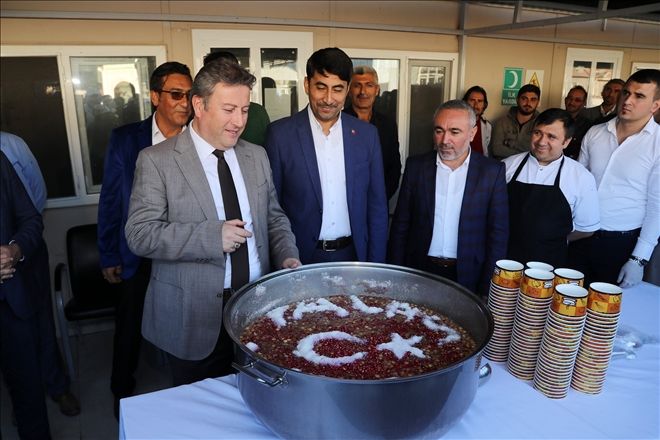 Başkan Palancıoğlu işçilere aşure dağıttı