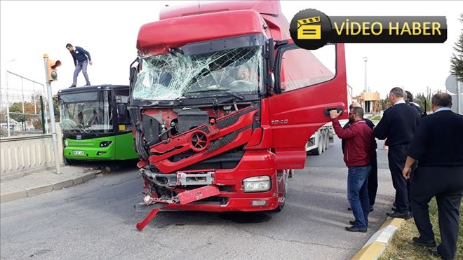 Tır ile halk otobüsü çarpıştı: 10 yaralı 