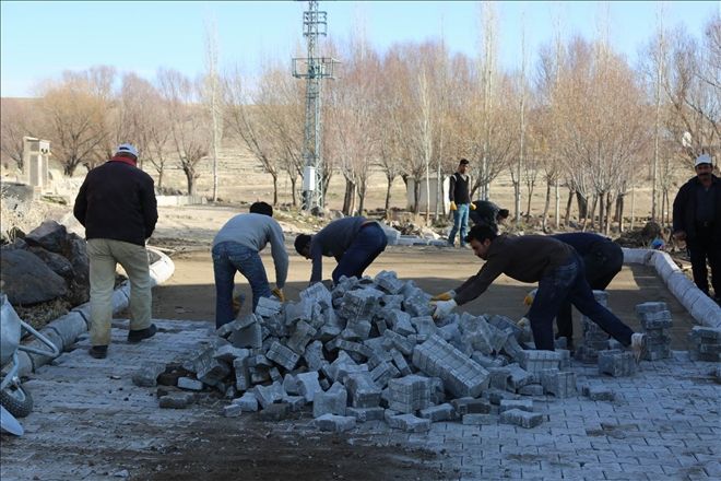 Develi köylerinde yol ve parke çalışmaları devam ediyor 