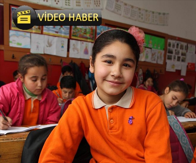 9 yaşındaki Suriyeli Ragat tercümanlık yapıyor 