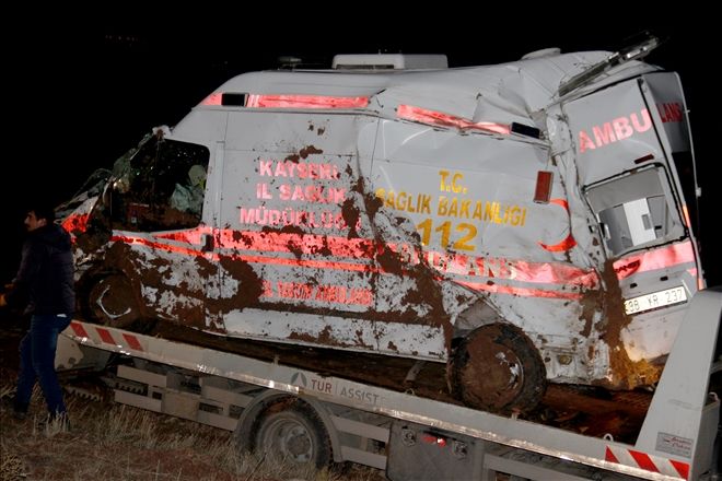 Ambulans şarampole devrildi: 3 yaralı 