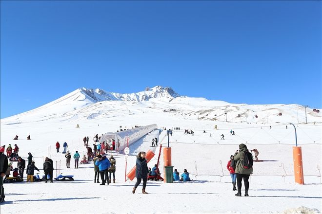 Erciyes kayak merkezinde hafta sonu yoğunluğu 