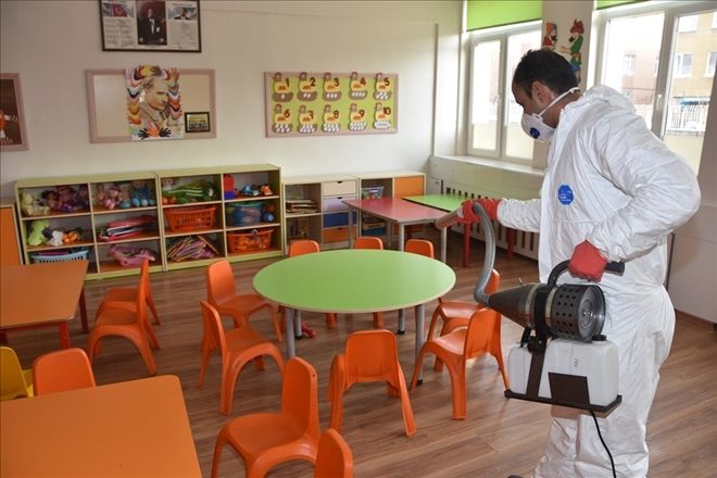 Hijyen Ekibi okulları temizliyor