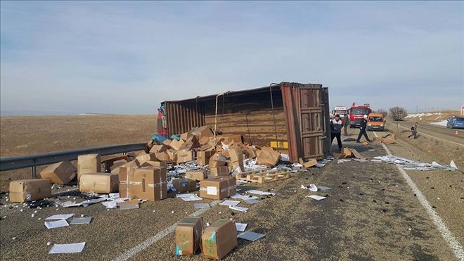 Ankara-Kayseri karayolunda kamyon yan yattı