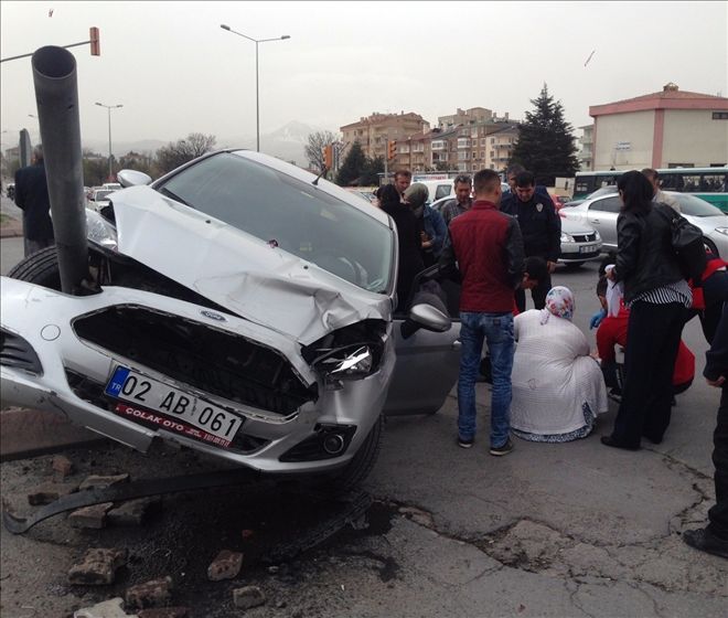 Hastaneye yetişmek isterken kazaya neden oldu