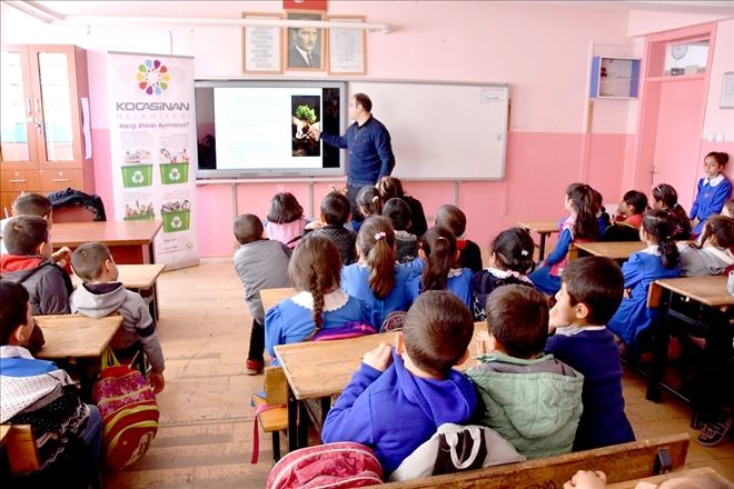 Öğrencilere geri dönüşüm anlatılıyor