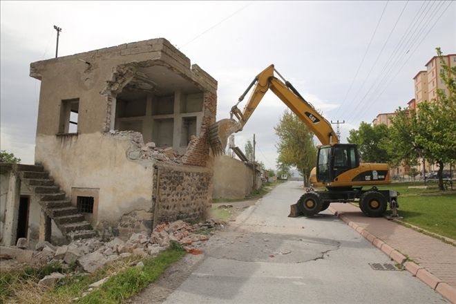 Geri Dönüşüm İçin Evlerini Kendileri Yıkıyor