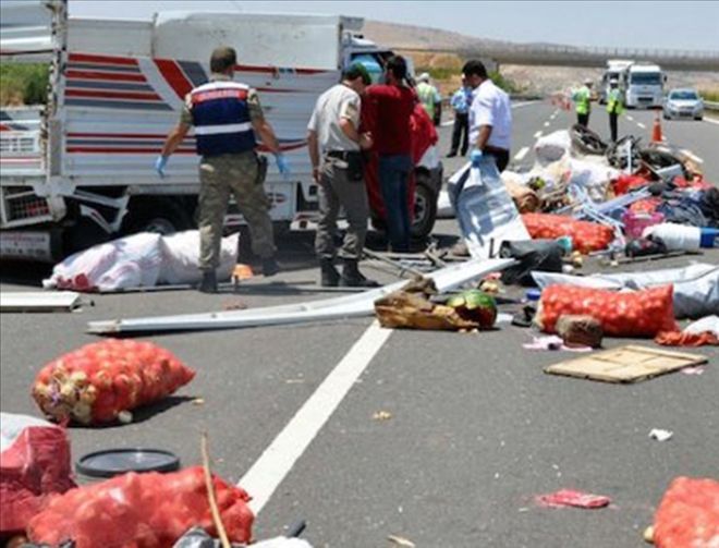 Tarım işçilerini taşıyan kamyonet devrildi: 1 ölü, 21 yaralı