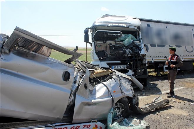 Şeritten çıkan kamyonet tıra çarptı: 1 ölü, 1 yaralı