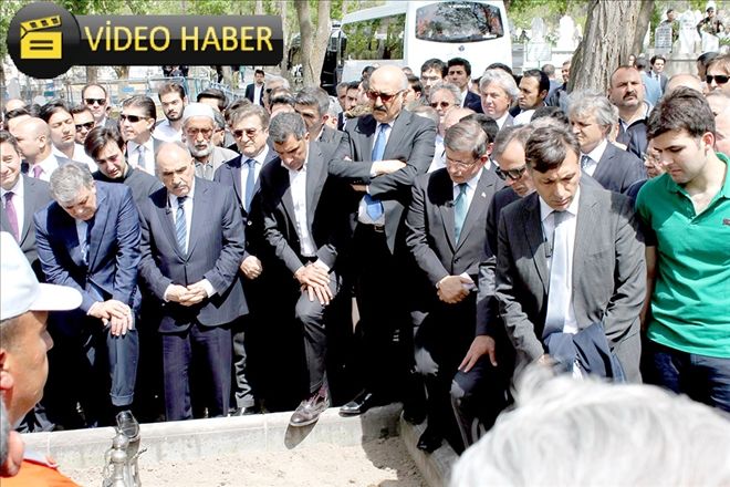 Abdullah Gül babasının mezarı başında helallik istedi