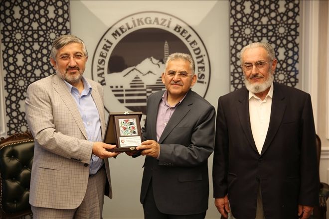 İlim Yayma Cemiyeti´nden Büyükkılıç´a Plaket