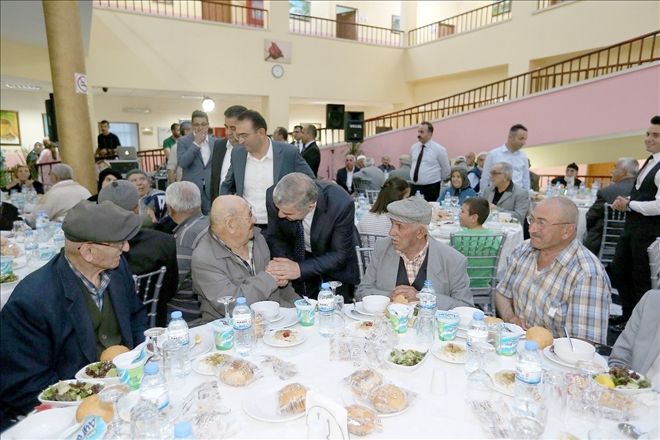 Başkan Çelik Huzurevi´nde iftar açtı