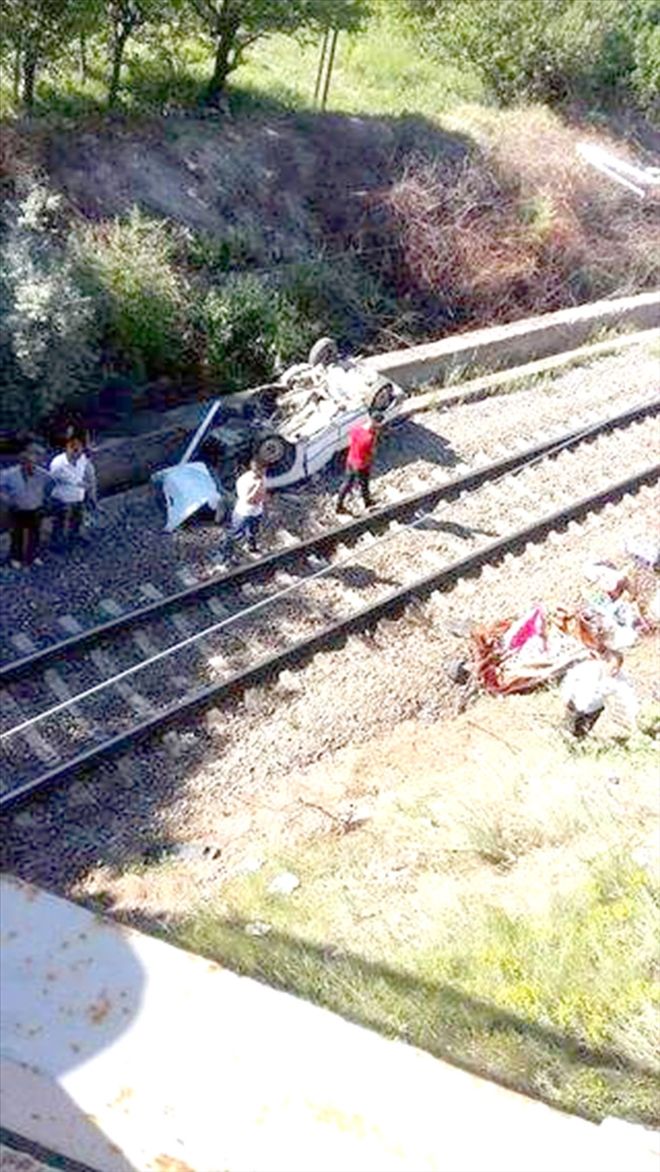 Kaza yapan otomobil köprüden tren yoluna düştü: 1 ölü