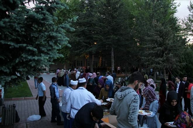 Erciyes Üniversitesi İlahiyat Fakültesi öğrencileri iftarda okul bahçesinde buluştu