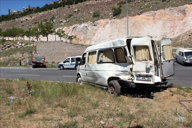 Kamyonet ile minibüs çarpıştı: 6 yaralı