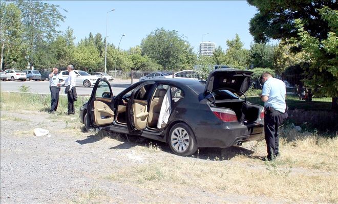 Kurşunladığı otomobilin altında kaldı