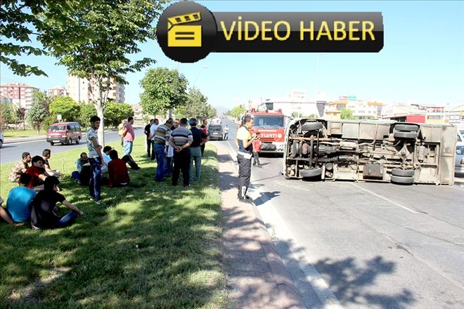 Suriyeli işçileri taşıyan minibüs devrildi: 3 yaralı