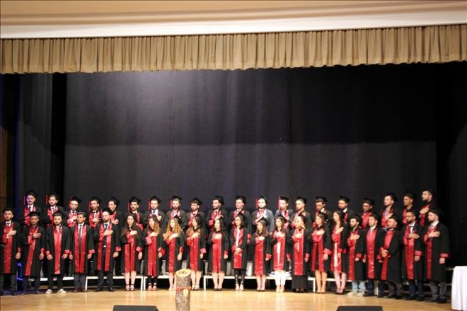 Erciyes Üniversitesi (ERÜ) Veterinerlik Fakültesi´nden mezun olan 44 öğrenci, düzenlenen tören ile diplomalarını aldı. 