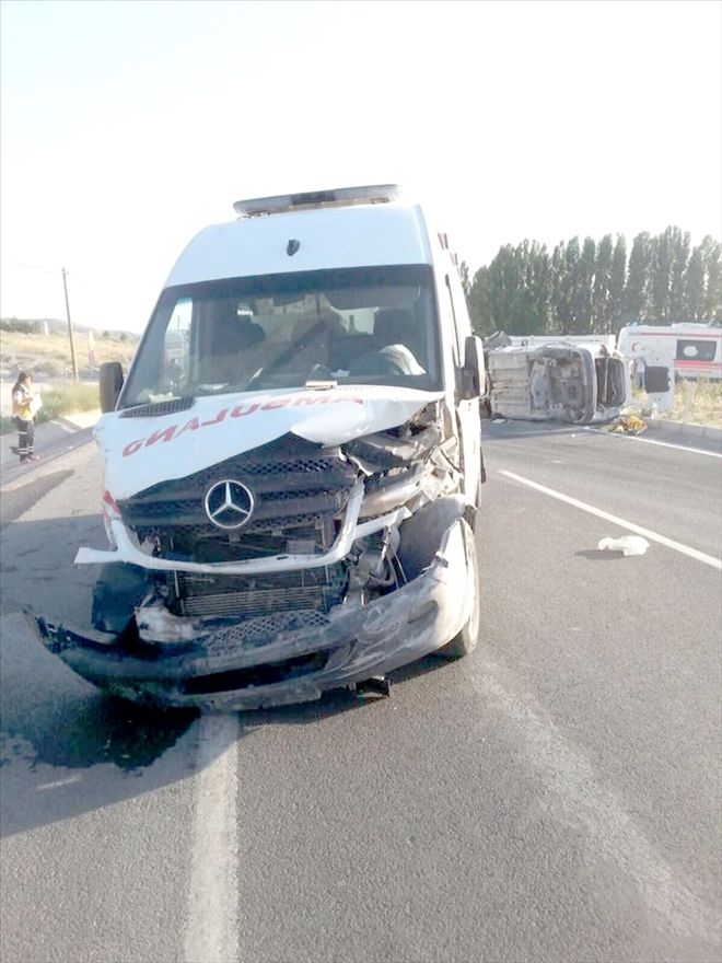 Ambulans ile minibüs çarpıştı: 10 yaralı