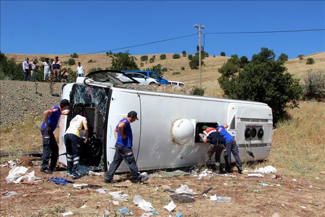 Otobüs devrildi: 8´i ağır 26 yaralı