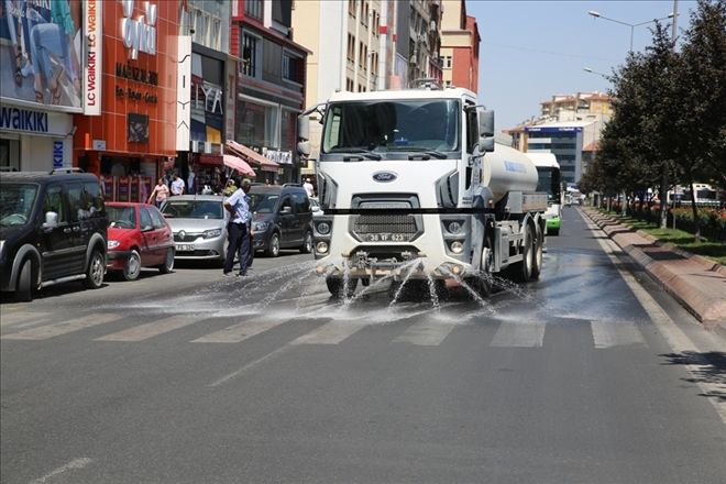 Melikgazi Belediyesi ana cadde ve yolları su ile serinletiyor