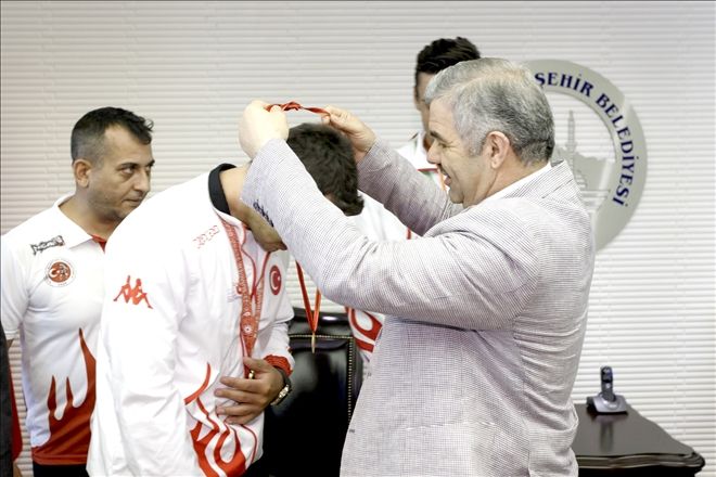 Başkan Çelik, dünya ve olimpiyat şampiyonlarını ödüllendirdi