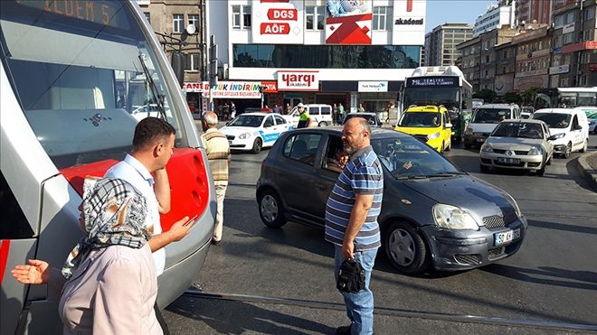 Tramvay otomobile çarptı, trafik aksadı