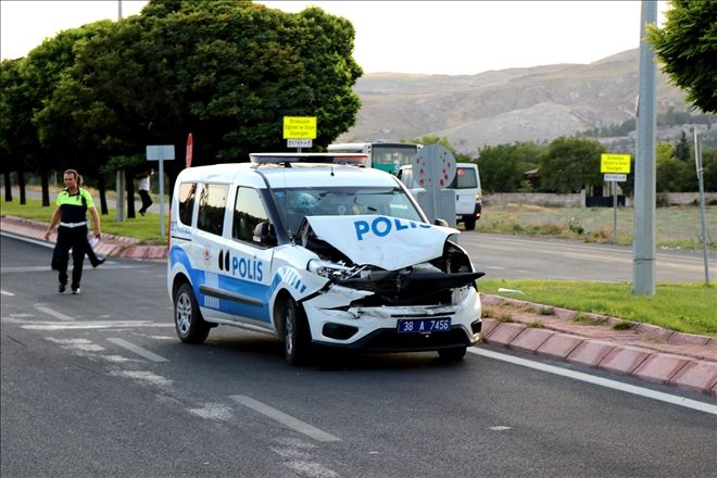 Polis otosu halk otobüsüne çarptı: 2 polis yaralı