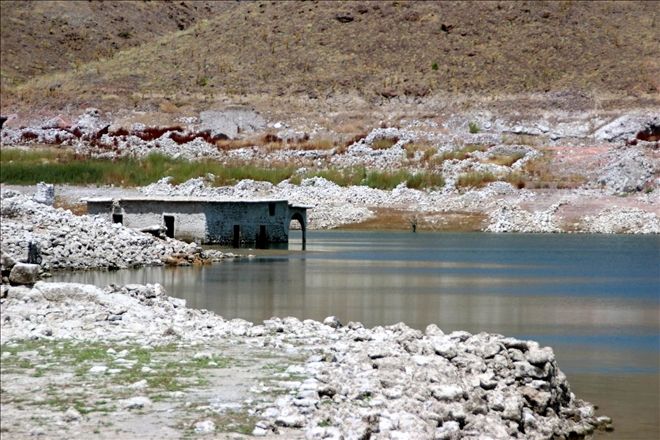 Sular altında kalan köy gün yüzüne çıktı