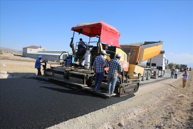 Ağırnas mahallesi ile Sivas yolunu birbirine bağlayan yolda asfaltlama çalışması