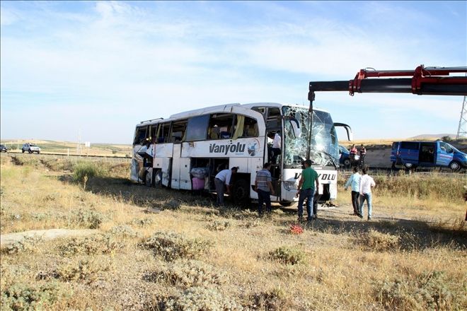 Yolcu otobüsü devrildi: 26 yaralı