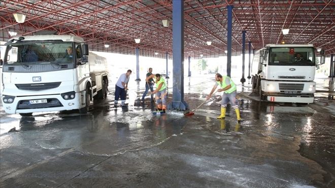 Kurban kesim yerlerinde deterjanlı su ile temizlik çalışması