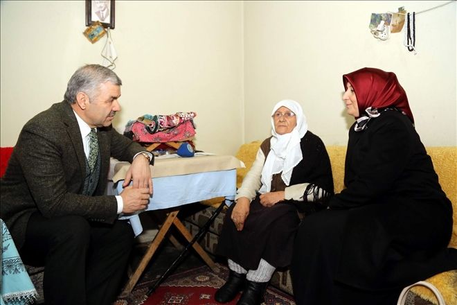 Başkan Çelik ve eşi YADES hizmeti alan yaşlıları evlerinde ziyaret etti 