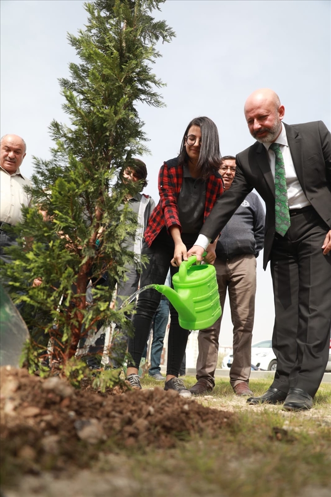 Başkan Çolakbayrakdar, liseli gençlerle birlikte fidan dikti 