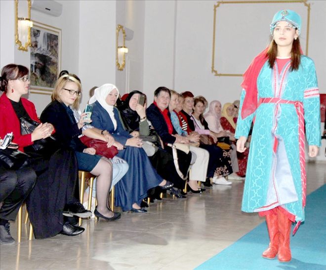 Bosnalı misafirler yöresel kıyafetler defilesini ilgiyle izledi