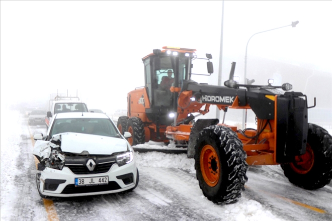 Erciyes´e kar yağdı, 15 araç zincirleme kazaya karıştı 