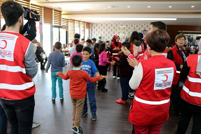 Türk Kızılayı sevgi evlerinde kalan çocuklarla buluştu 
