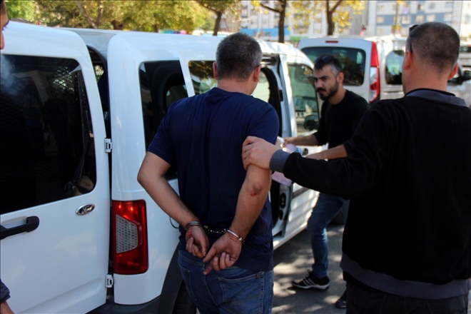 Polis tarafından aranan zanlılar kaza yapınca yakalandı 