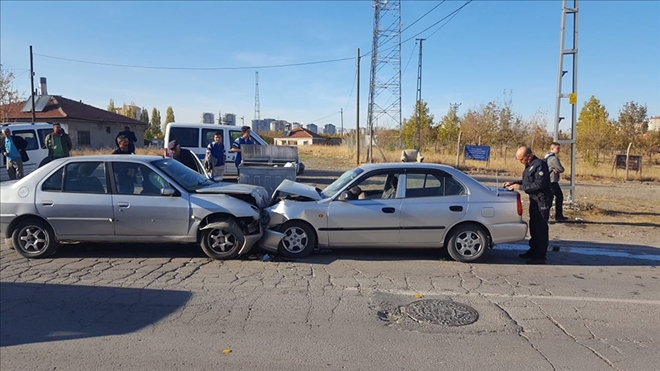 2 otomobil kafa kafaya çarpıştı: 7 yaralı 