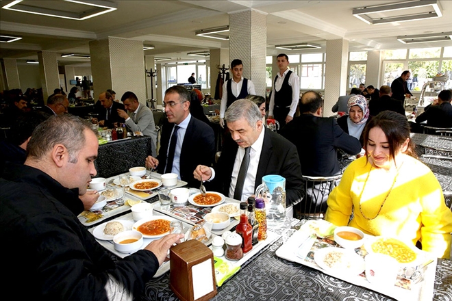 Başkan Çelik, öğle yemeğinde Büyükşehir Belediyesi personeli ile bir aradaydı 