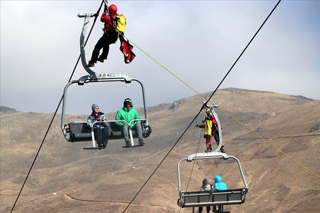 Teleferikte mahsur kalan 8 kişi düzenlenen operasyonla kurtarıldı 