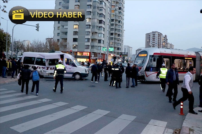 Tramvay öğrenci servisine çarptı