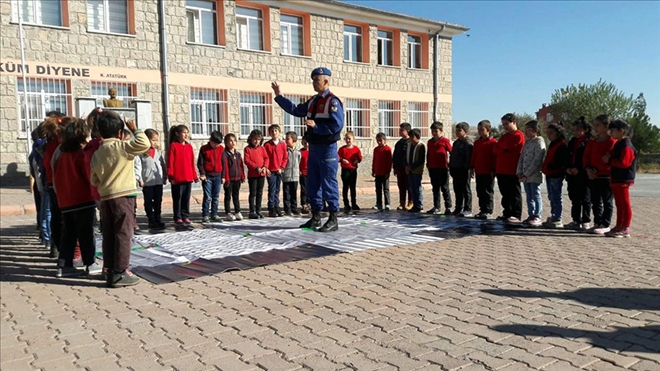 Jandarma ekiplerinden öğrencilere uygulamalı trafik eğitimi 