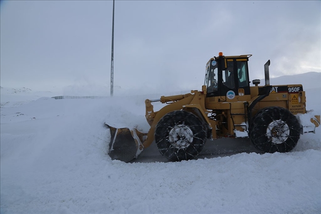 Kar yağışı nedeniyle 15 köy yolu ulaşıma kapandı 